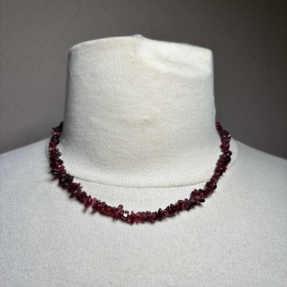 Jewelry - Stone Chip 16 in Necklace Garnet Gold tone Barrel Clasp Vintage